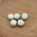 Vista dettagliata di ciondoli sferici in tessuto pizzo bianco con anello oro per gioielli. - 12mm / Pizzo Beige