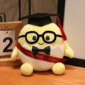 Süßes Cartoon-Weichkochei-Abschluss-Plushtier mit Doktorhut und Brille als Geschenk. - Gelb - Rote Schärpe Stil