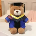 Schattige afstudeer teddybeer pluche speelgoed met baret en blauwe jurk. Zachte knuffelpop. - Gele Kraag Stijl B