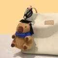 Grazioso portachiavi in peluche di capibara di laurea ciondolo per borsa da donna carino. - Stile Sciarpa Blu