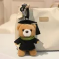 Süßer Abschluss Bär Plüsch Schlüsselanhänger Tasche Anhänger mit Doktormütze und schwarzem Umhang. - Dunkelbrauner Bär / Grüner Schal