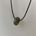 Groene jade donut hanger ketting met zwart koord voor vrouwen retro dagelijkse sieraden - Spatgroen