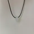 Minimalistische opalen hanger ketting met zwart koord detail, elegant en veelzijdig sieraad. - Opaal