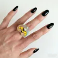 Herz Harzring mit süßem Biene und Perle Detail, eleganter Statement Fingerring für Damen. - Herz Biene Stil (R-1197-D)