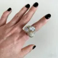 Detailansicht eines auffälligen Muschel-Perlen-Rings an der Hand mit feiner Handwerkskunst. - Muschelscheibe Perle Stil (R-1197-A)