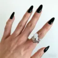 Gros plan détaillé de la bague ouverte avec des perles baroques et des pierres naturelles. - Style Perle Baroque Cristal B (R-1169-B)