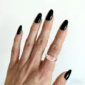 Bague ouverte argentée minimaliste avec poisson sculpté rose et perle pour femmes mode. - Style Poisson Gravé Perle (R-1156-1)
