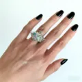 Gros plan détaillé de la bague en argent avec pierre précieuse irrégulière, style de niche. - Style Minimaliste Pierre Brut Perle (R-1157-4)