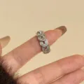 Close-up detailopname van een zilverkleurige ring in oude muntvorm met fonkelende zirkonia's. - A Zilver-3121