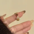 Vergulde ring met micro-zirconia en emaillen bloemmotieven, elegant open ringontwerp. - C Rood-3124