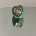 Bague cœur en émail vert chunky avec gros bijou rose étincelant vue de détail gros plan mode. - Vert