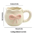 Leuke schattige keramische koffiemok met roze strik, gedraaid handvat en 380 ml inhoud. - Stijl B / In doos