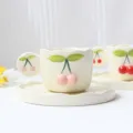 Conjunto de taza y plato de café de cerámica hecho a mano con lindo diseño de cereza 3D. - Taza y Plato de Cereza Rosa