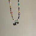 Gedetailleerde close-up van de kleurrijke Halloween kralenketting met een schattige vleermuis. - Vleermuis Hanger Stijl (05)