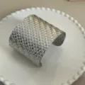 Ampio bracciale rigido in maglia intrecciata d'argento, elegante bangle aperto per uomo e donna. - Argento