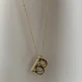 Gouden dikke letter B hanger detailopname, fijne kraaltjes ketting close-up weergave. - Goud B