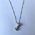Gedetailleerde close-up van de zilveren letter hanger ketting met subtiel kraaltjes kettingontwerp. - Zilver I