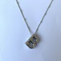 Close-up van een zilverkleurige gepofte letter B hanger ketting met fijn kralenketting. - Zilver B