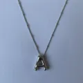 Zilveren letter A hanger ketting met fijne kraalketen, stijlvolle en minimalistische mode sieraden. - Zilver A