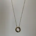 Gouden metalen hangerketting voorzien van een geometrisch ringontwerp op fijne kralenketting. - Goud O