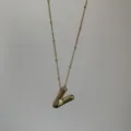 Gouden letter V hanger ketting met delicate kralenketting, elegante sleutelbeensieraden. - Goud V