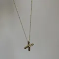 Gouden volumineuze letter X hanger ketting met fijn kralenkettingje, stijlvol minimalistisch. - Goud X