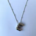 Zilverkleurige opgeblazen letter E hanger ketting, minimalistische choker voor dames. - Zilver E