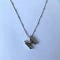 Zilveren opgeblazen letter M ketting, minimalistische metalen hanger met kraaltjes. - Zilver M