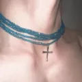 Collier choker de perles bleues multicouches avec pendentif croix, bijoux vintage punk. - Style Croix (2924) / Bleu