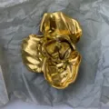 Nahaufnahme einer großen vintage goldfarbenen Metall Blumenbrosche mit strukturierter Oberfläche. - Große Stereoskopische Blütenbrosche / 799 Brosche (Gold)