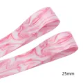 Dettaglio in primo piano del nastro biadesivo stampato in marmo rosa, 25mm. - Marmo Rosa (M-21403-376) / 10 Iarde