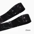 Primo piano di nastro bifacciale stampato in marmo nero da 25mm, rifinitura in tessuto. - Marmo Nero (M-21403-378) / 10 Iarde