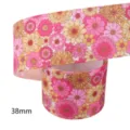 Roze bloem grosgrain lint van 38mm breed, perfect voor creatieve knutselprojecten en accessoires. - Vintage Roze Geel Margriet Stijl (M-21723-1153)