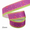 25mm gekleurde bedrukte ripsband, paarse stof met groene kantrand en bloemmotief. - Maat 10 / Paarse Basis Groene Rand Rode Bloem Witte Ster Stijl (M-21329-272)