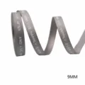 Vista dettaglio nastro grigio, finitura in tessuto 9mm con stampa bianca per regali. - Grigio Testo Benedizione (4#)