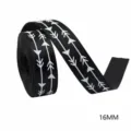 Schwarzes Band mit weissem Pfeilmuster 16mm breiter Stoff fuer Geschenkverpackung Deko. - Breite 16mm / 5 Yards/Rolle = 4,5 Meter / Schwarz mit Weißem Pfeil
