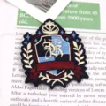 Detailopname van donkerblauwe kroon en schild borduurwerk badge accessoire, mooi fijn. - Donkerblauw Lint Stijl (6)