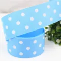 Dettaglio nastro gros-grain a pois blu da 38mm, ideale per confezioni regalo e fiocchi capelli. - 5 Yard/Rotolo / Azzurro