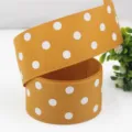 Dettaglio in primo piano del nastro grosgrain giallo senape decorato con eleganti pois bianchi. - 5 Yard/Rotolo / Giallo