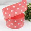 Dettaglio in primo piano di nastro gros-grain rosa a pois da 38 mm, ideale per confezioni. - 5 Yard/Rotolo / Rosa
