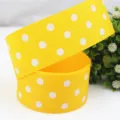 Dettaglio in primo piano del nastro grosgrain giallo con pois bianchi da regalo. - 5 Yard/Rotolo / Giallo