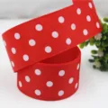 Primo piano di nastro grosgrain rosso a pois bianchi, ideale per fai da te e confezioni. - 5 Yard/Rotolo / Rosso
