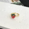 Anello aperto bagnato in oro con design di fragola smaltata rossa e verde per look quotidiano. - Stile Fragola Smaltata Rosso Verde Fascia Intrecciata (1)