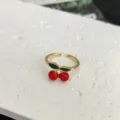 Anello aperto dorato e regolabile con bellissime ciliegie rosse e foglie smaltate. - Stile Ciliegia Smaltata Rosso Verde Oro (3)