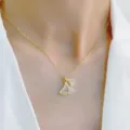 Vista di dettaglio della collana con ciondolo a foglia di ginkgo in zircone, catena dorata chic. - Forma di Gonnellina (Catena a O) / Oro