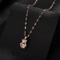 Dettaglio in primo piano della collana con ciondolo ad orsetto in oro rosa con zirconi lucidi. - Oro Rosa - Orso Dinamico (Catena a Labbro)