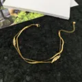 Bracciale da caviglia multistrato dorato con catena serpente fine e piume pendenti. - Ciondolo a Piuma (Oro) / Oro
