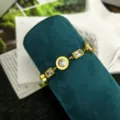 Bracciale a maglie di cristallo con numeri romani in acciaio titanio dorato vista dettagliata - Braccialetto con Numeri Romani e Zirconia Bianca / Oro