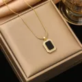 Collana dorata elegante con pendente rettangolare nero e pietre di zircone scintillanti. - Catena a serpente tonda / Oro-Pendente Nero