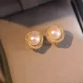 Dettaglio di orecchini a lobo con perle e strass, gioielli eleganti color oro da donna. - Orecchini a Bottone Intrecciati / Oro